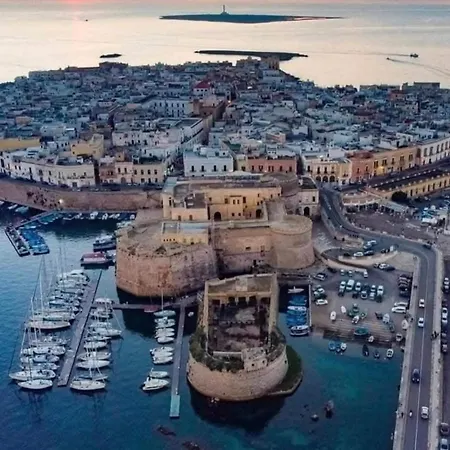 Gallipoli, Laura's Vacation
